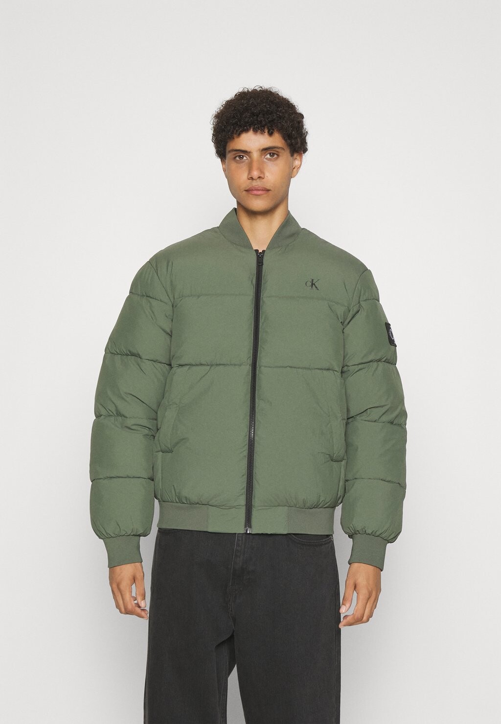 

Куртка Calvin Klein Jeans КОММЕРЧЕСКАЯ КУРТКА, цвет thyme