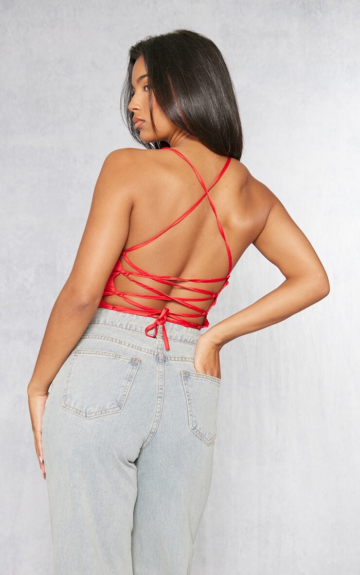 

PrettyLittleThing Красная атласная майка с бретелями сзади и воротником-хомутом