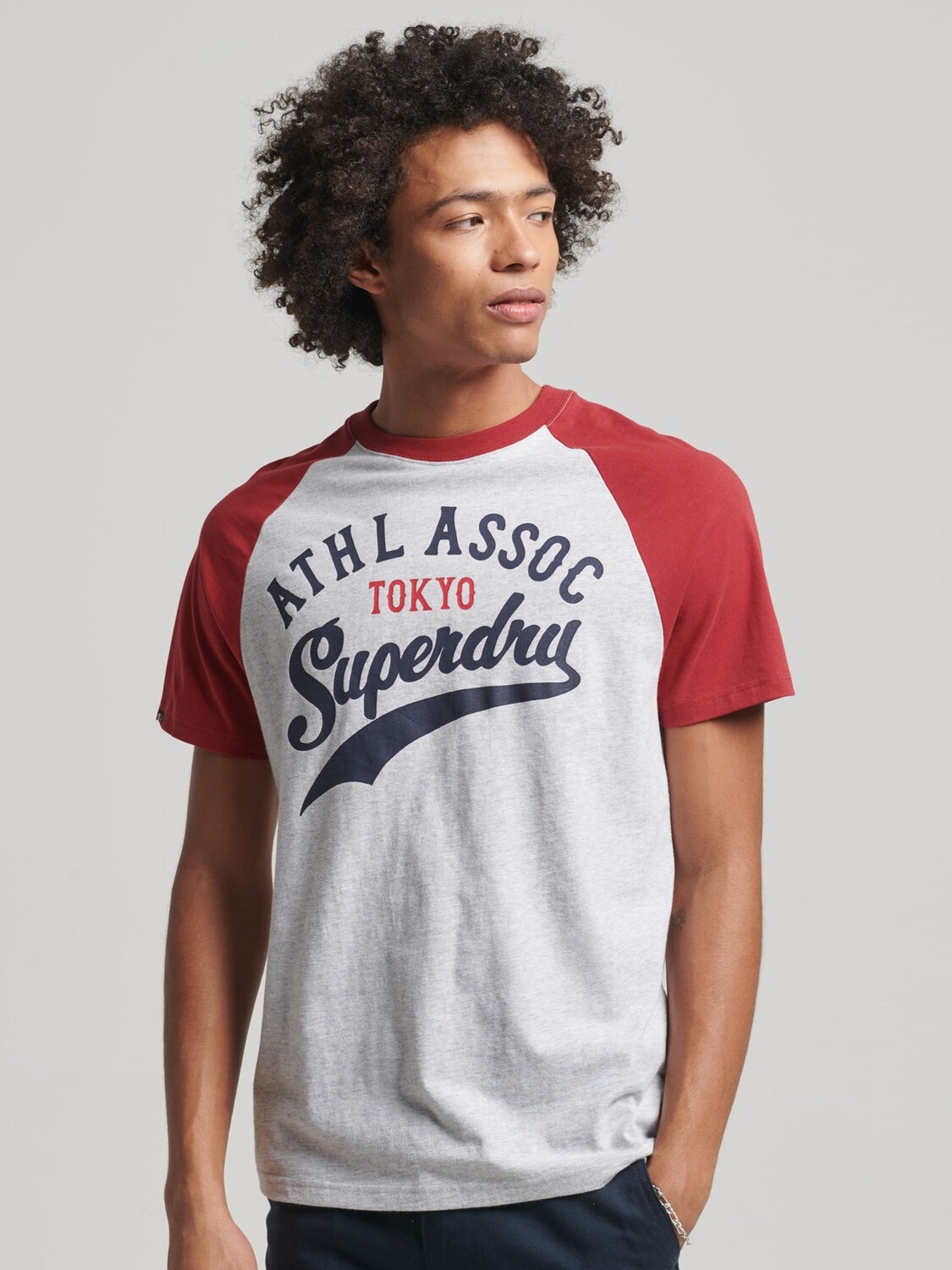 

Футболка Superdry Vintage Home Run реглан, ледниково-серый/красный
