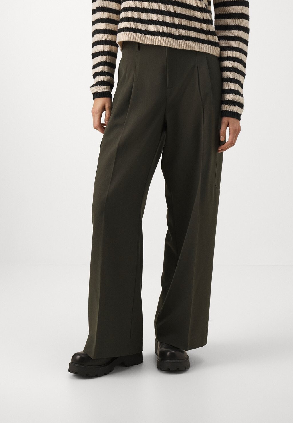 

Брюки карго БРЮКИ TAILORED Gina Tricot Petite, торфяной