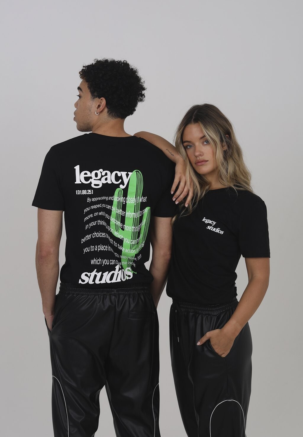 

Футболка с принтом LEGACY STUDIOS, черный