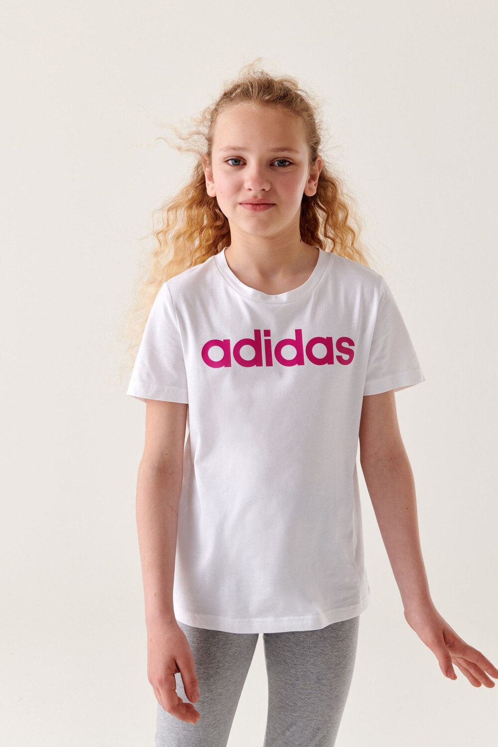 

Хлопковая футболка приталенного кроя Essentials с логотипом adidas, белый