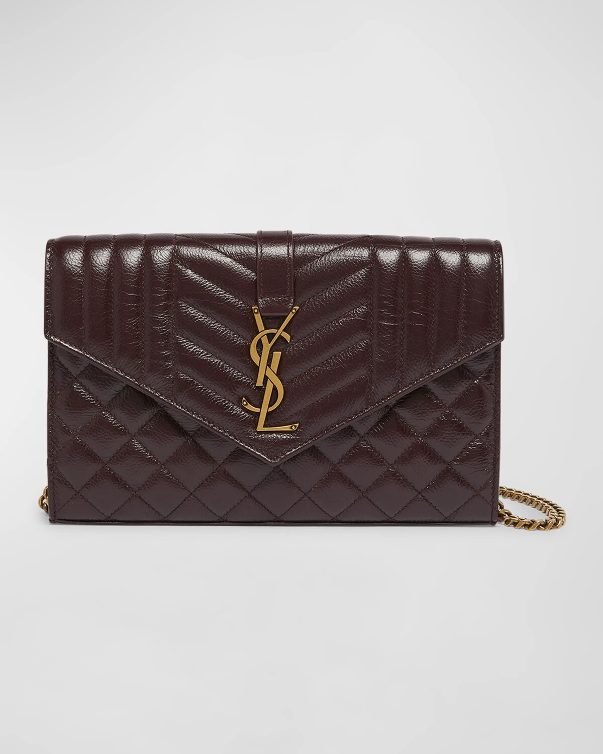 

Маленький кошелек-конверт YSL на цепочке из кожи Triquilt Saint Laurent, цвет Wine