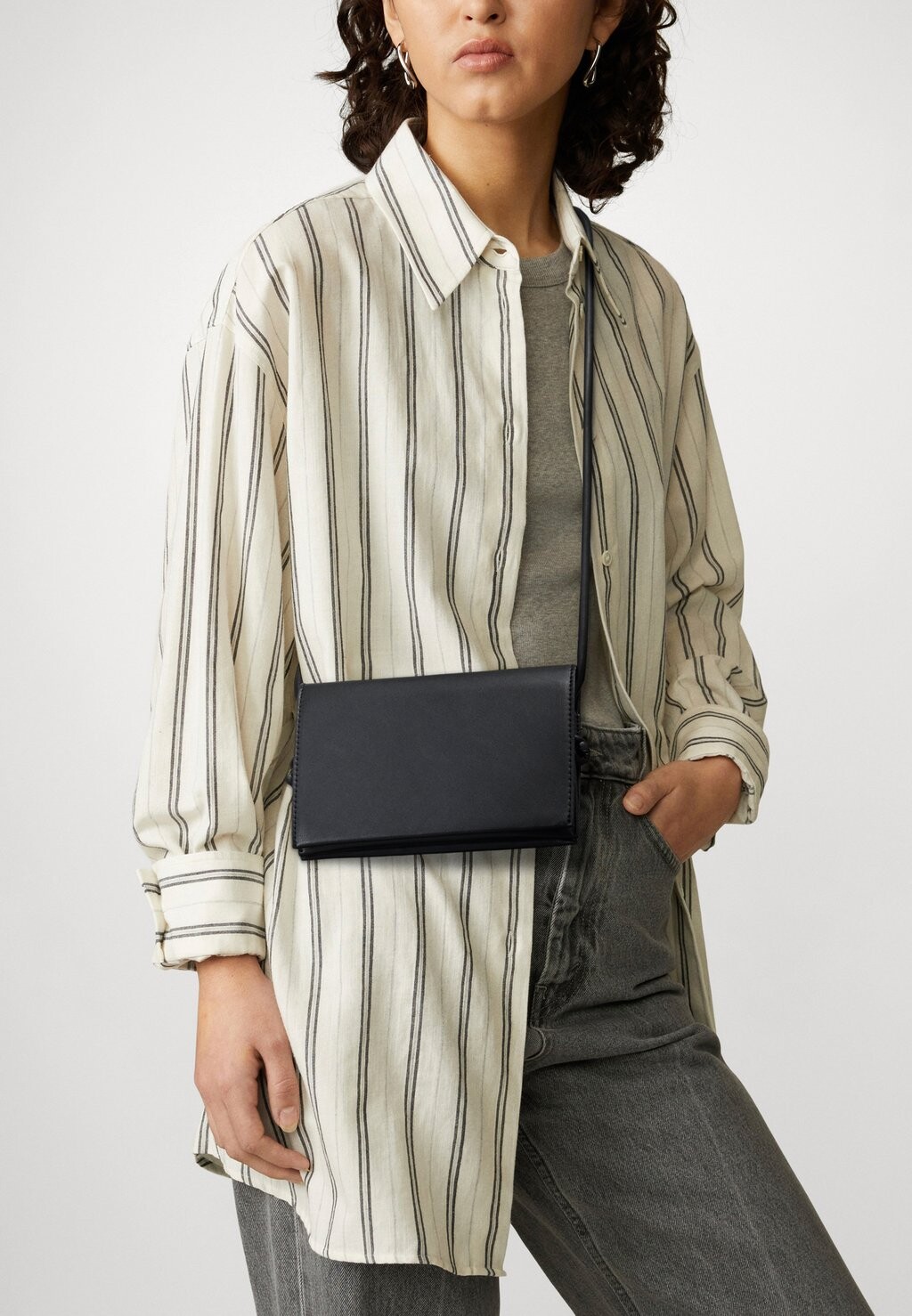 

Сумка Gina Tricot СУМКА НА ПЛЕЧО, цвет black