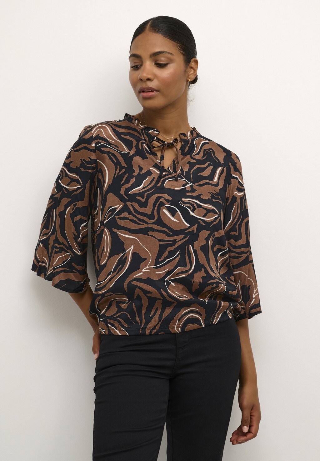 

Блузка Kaffe КАДОРИТА, цвет black soft silt leaf print