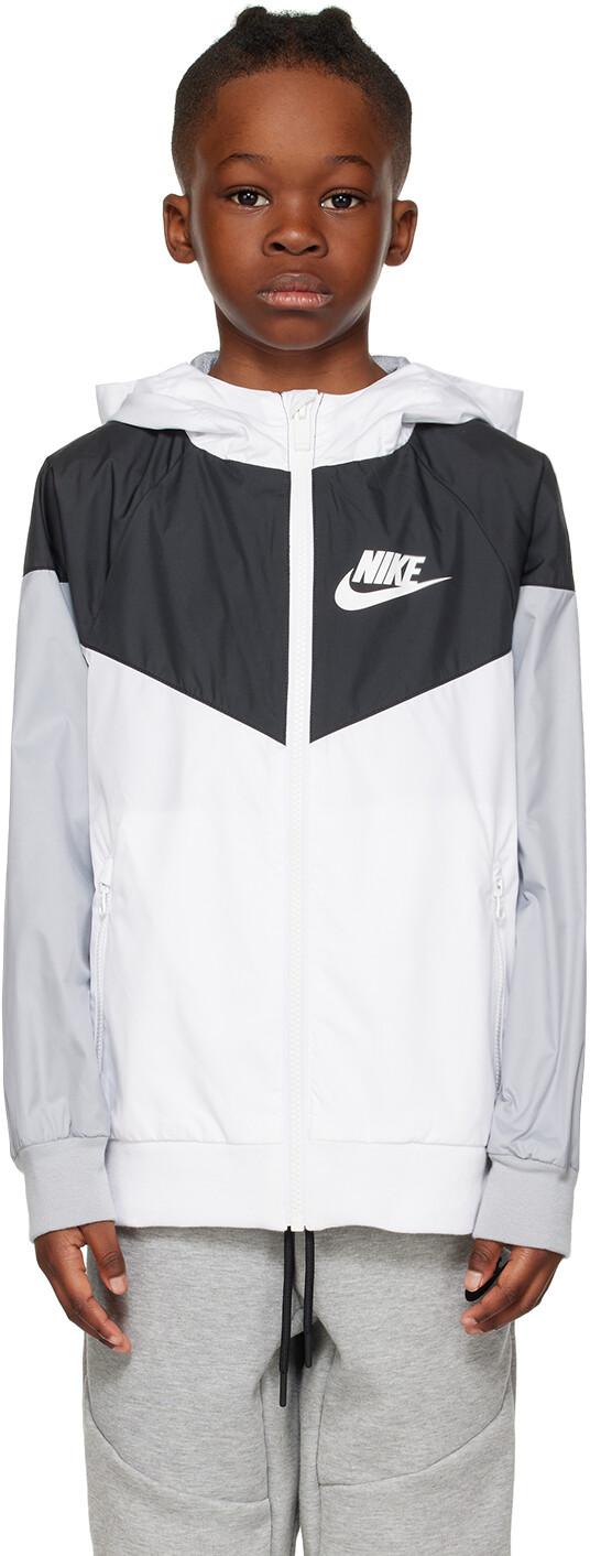 

Белая детская куртка Nike Kids Windrunner Big Kids