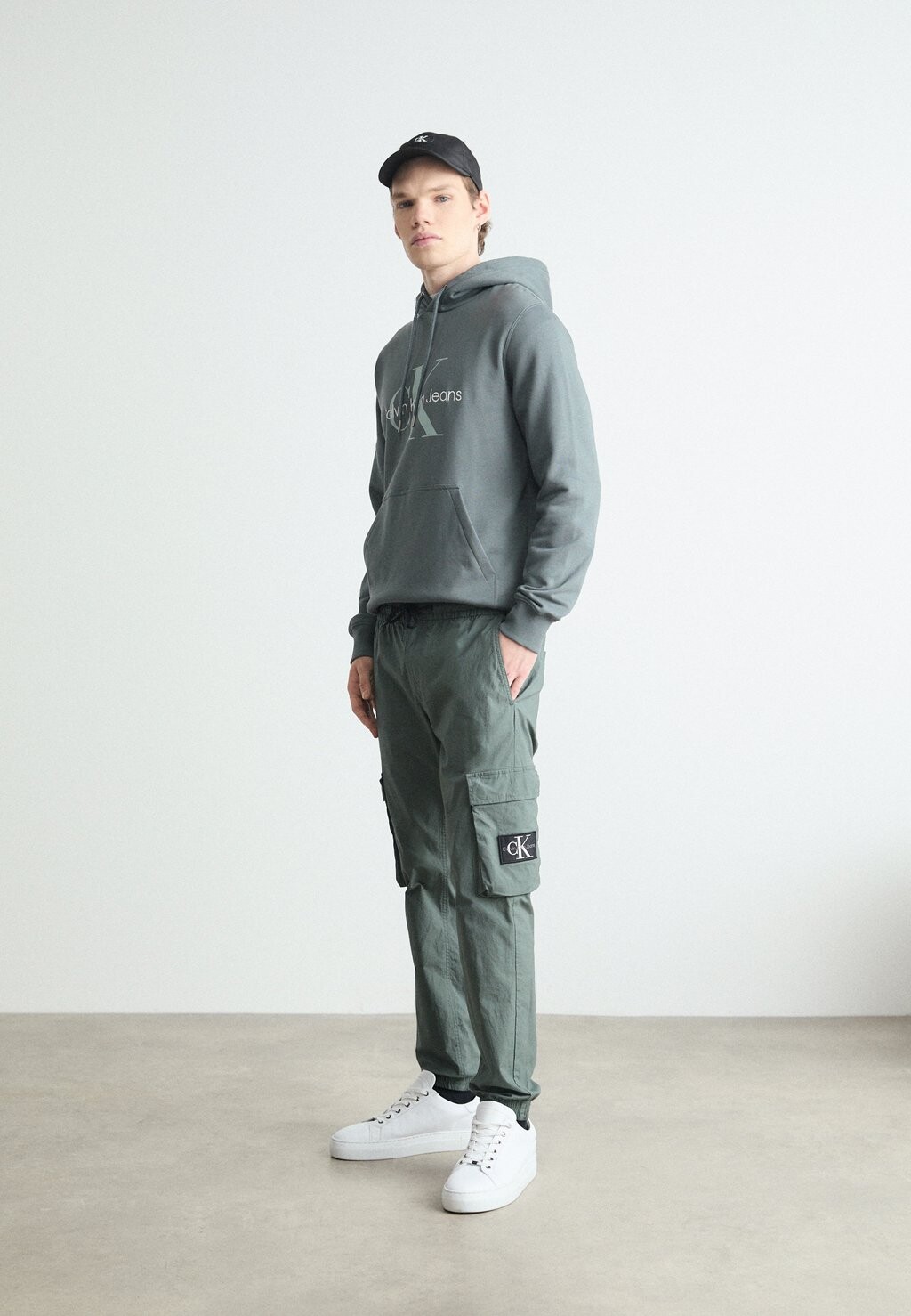 

Брюки-карго WASHED Calvin Klein, серый