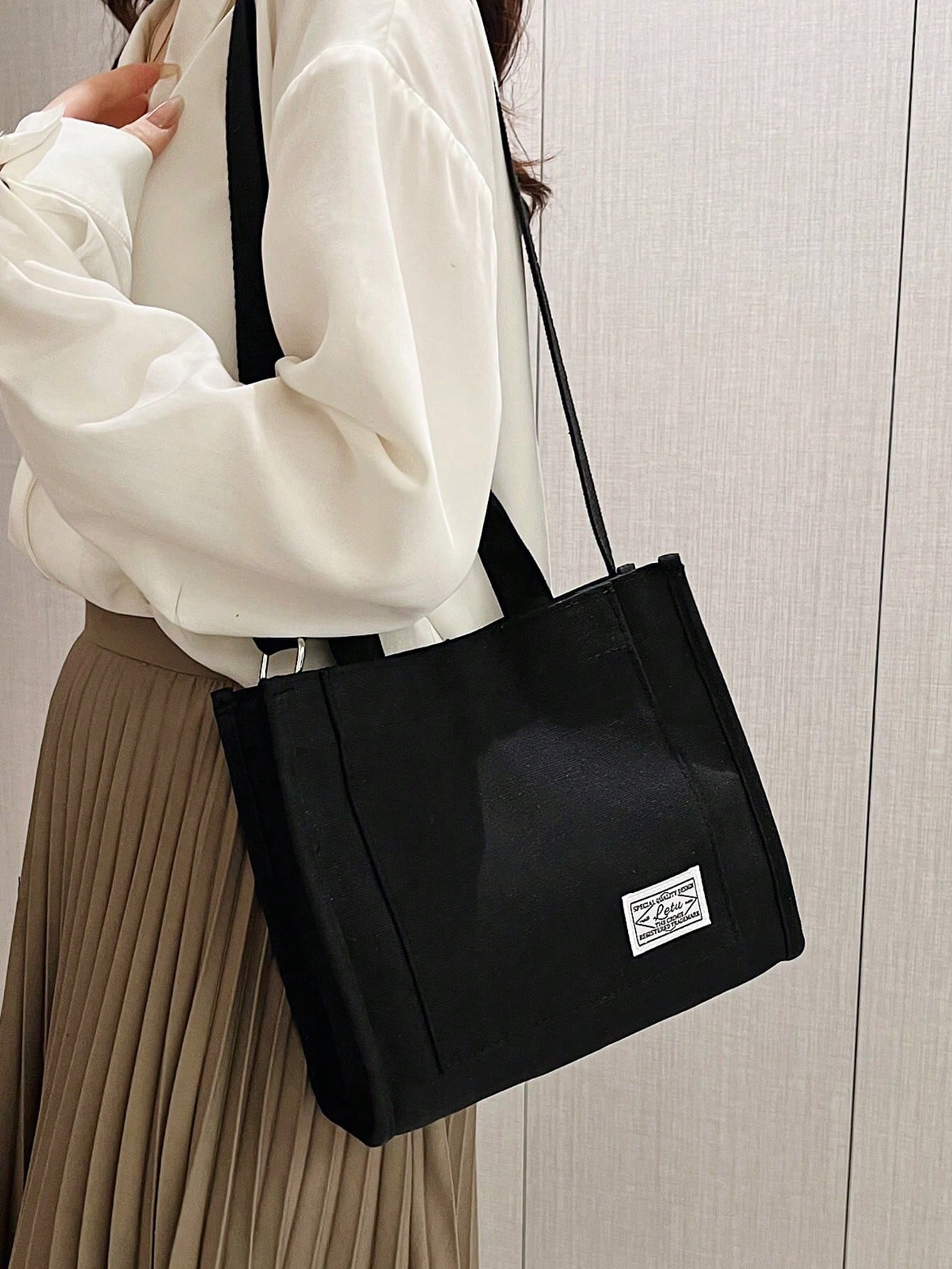 Квадратная сумка с буквенной нашивкой, повседневная черная, черный сумка с голографической нашивкой peace