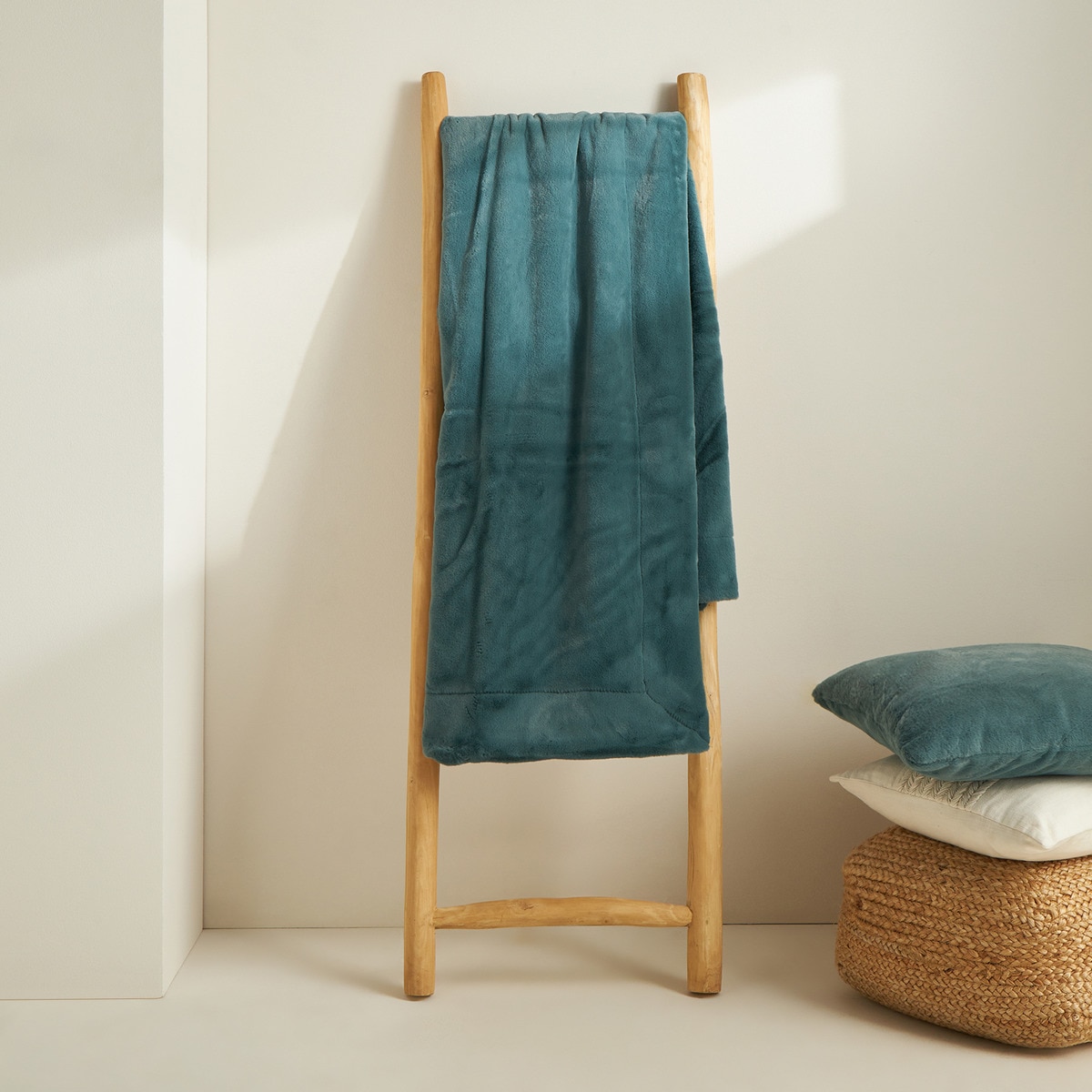 Меховое декоративное одеяло Essenza, аква фотографии