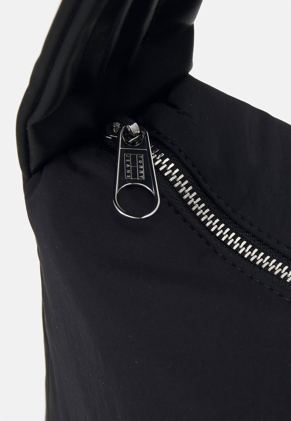 

Большая сумка Daily Utility Large X-Body Tommy Hilfiger, черная
