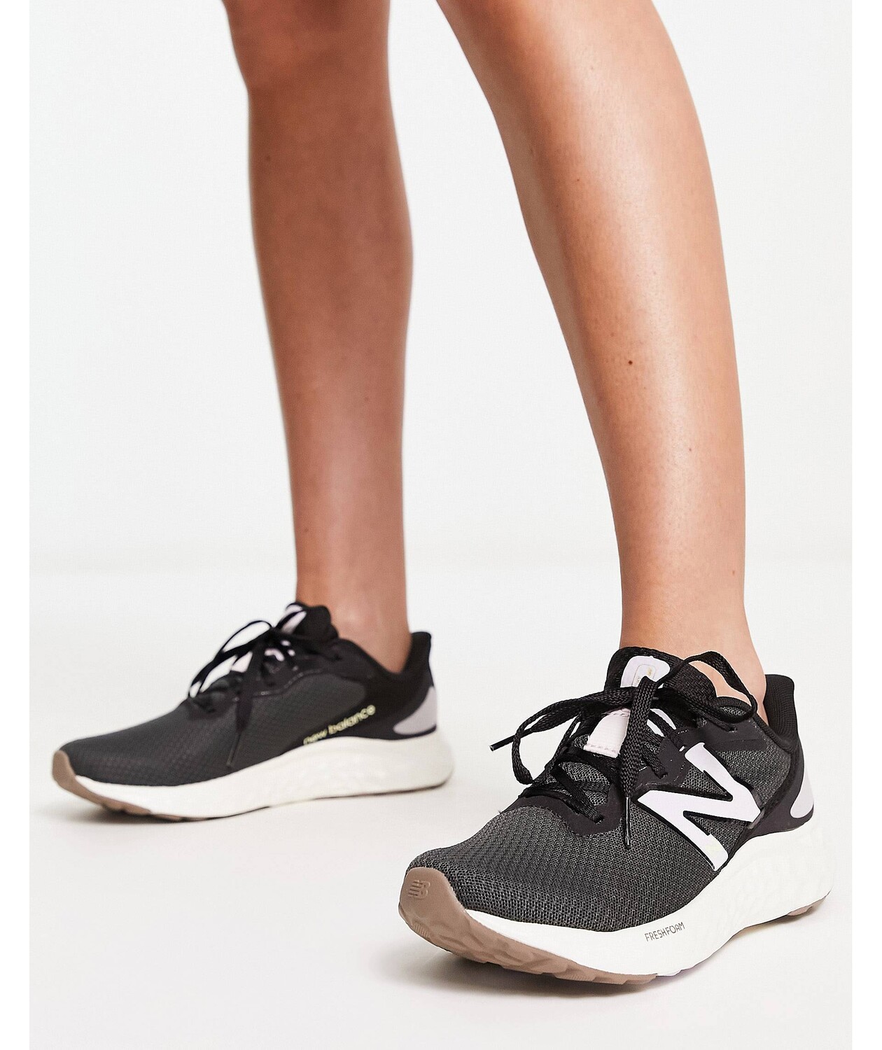 

Черно-белые кроссовки New Balance Running Fresh Foam Arishi V4, Черный