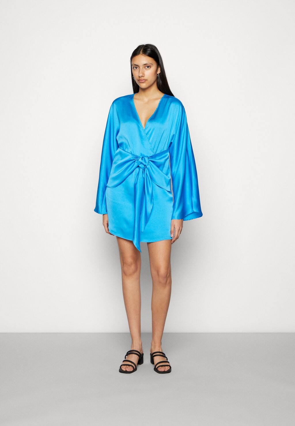 

Элегантное платье Gina Tricot