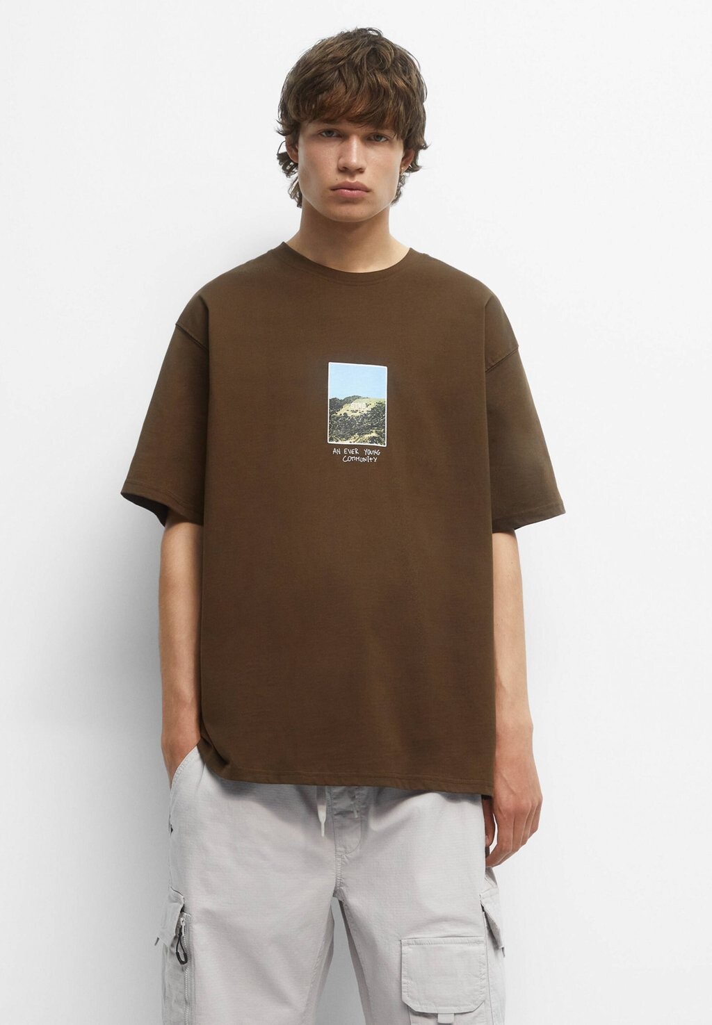 

Футболка с принтом PULL&BEAR, темно коричневый