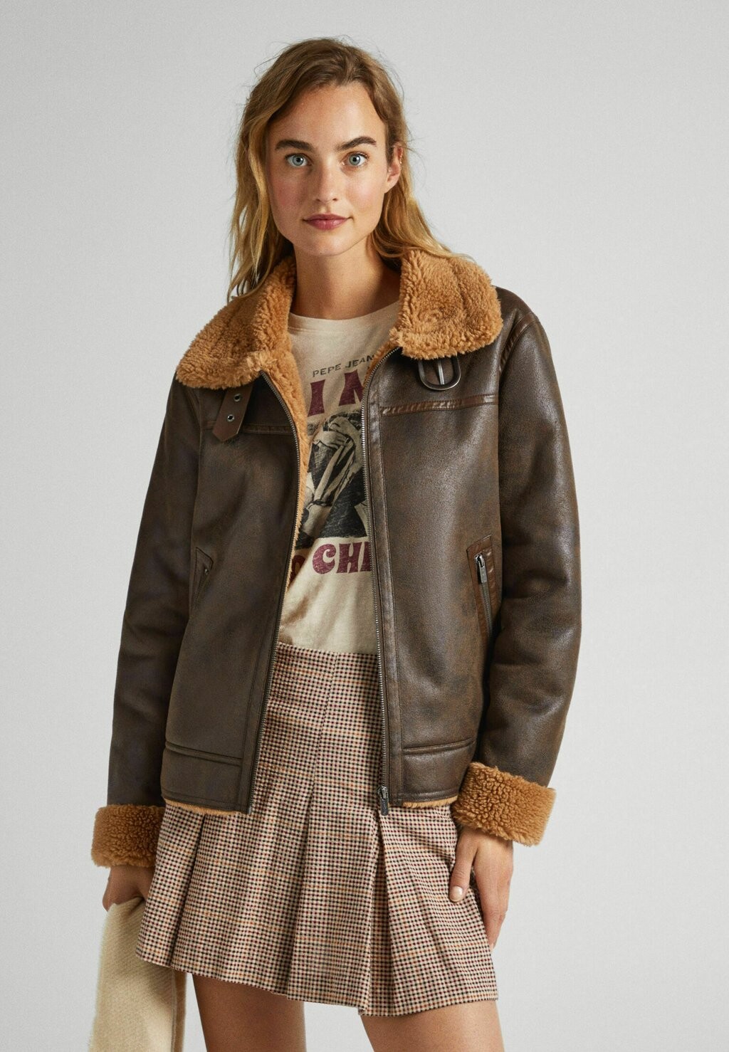 

Куртка из синтетической кожи Pepe Jeans РУТ, шлейф коричневый