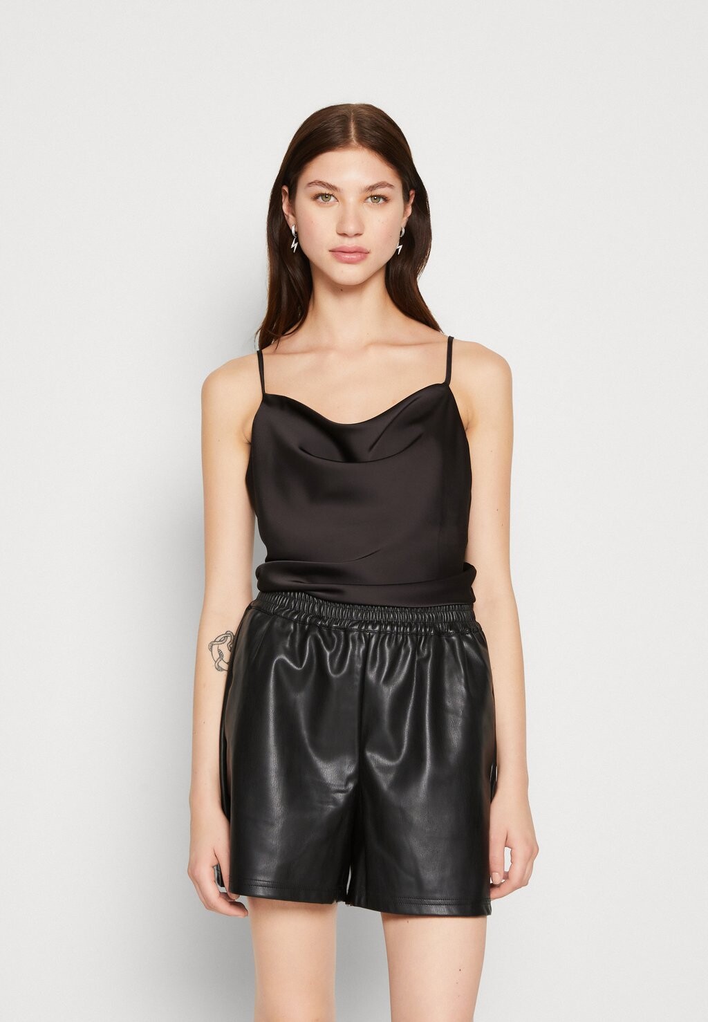 

Топ Yassoftly Strap Solid Top Show YAS, черный