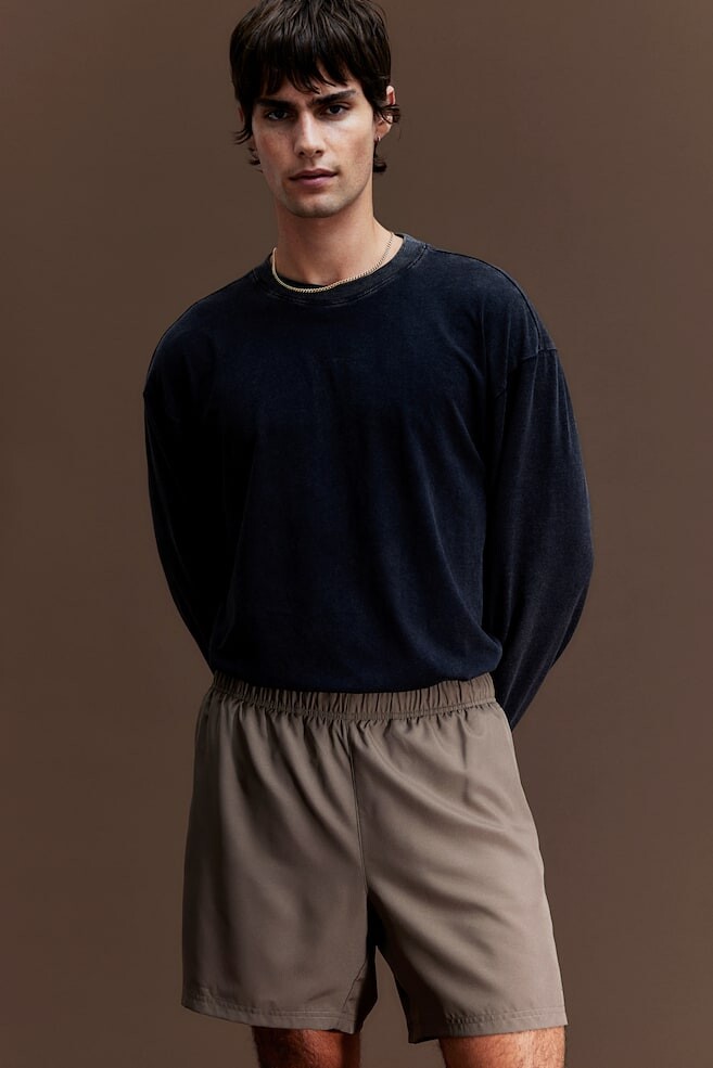 

Спортивные шорты средней длины из материала drymove H&M, коричневый