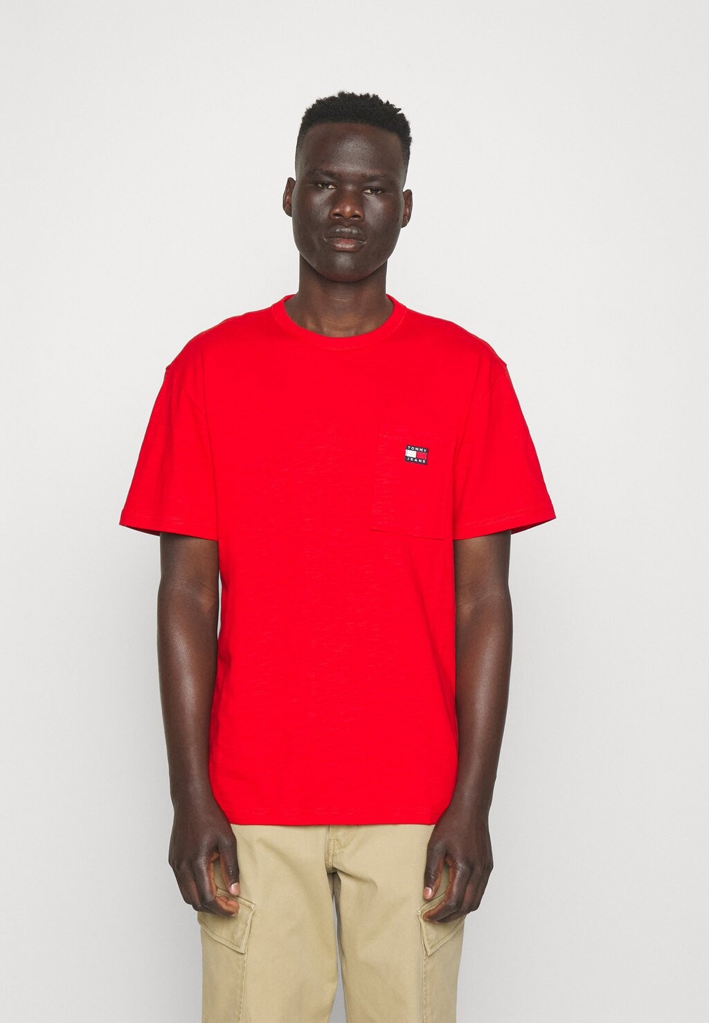 

Базовая футболка BADGE POCKET TEE Tommy Jeans, красный