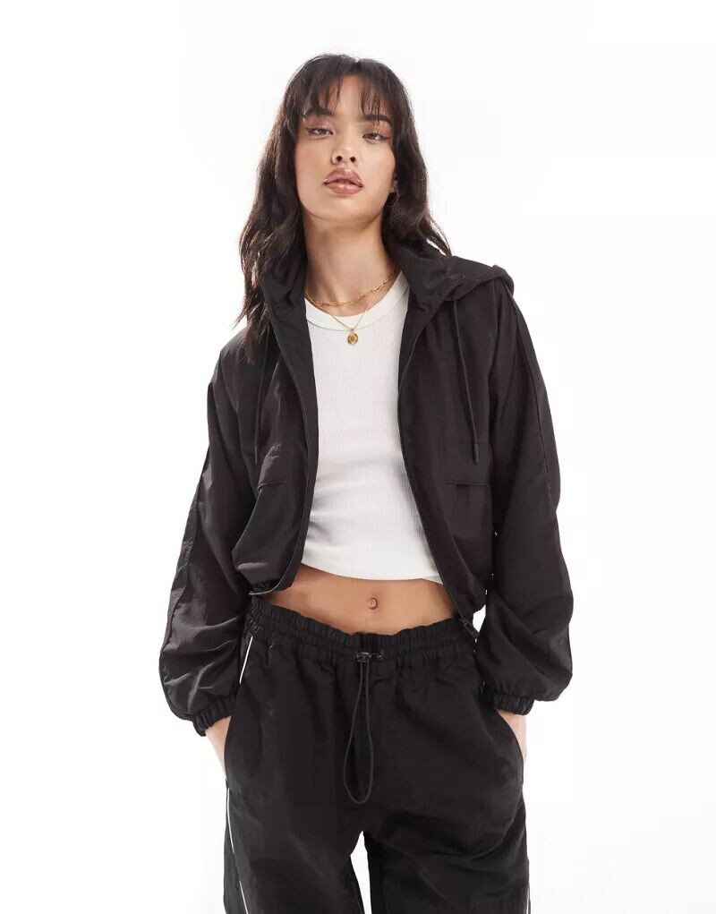 

Pull&Bear – нейлоновая куртка свободного кроя черного цвета с капюшоном