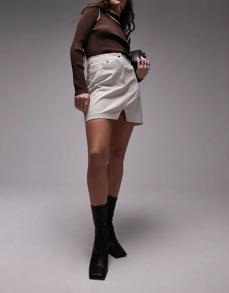цена Джинсовая мини-юбка из искусственной кожи Topshop цвета экрю