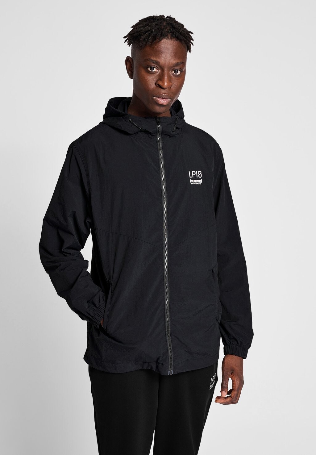 

Спортивная куртка Hummel