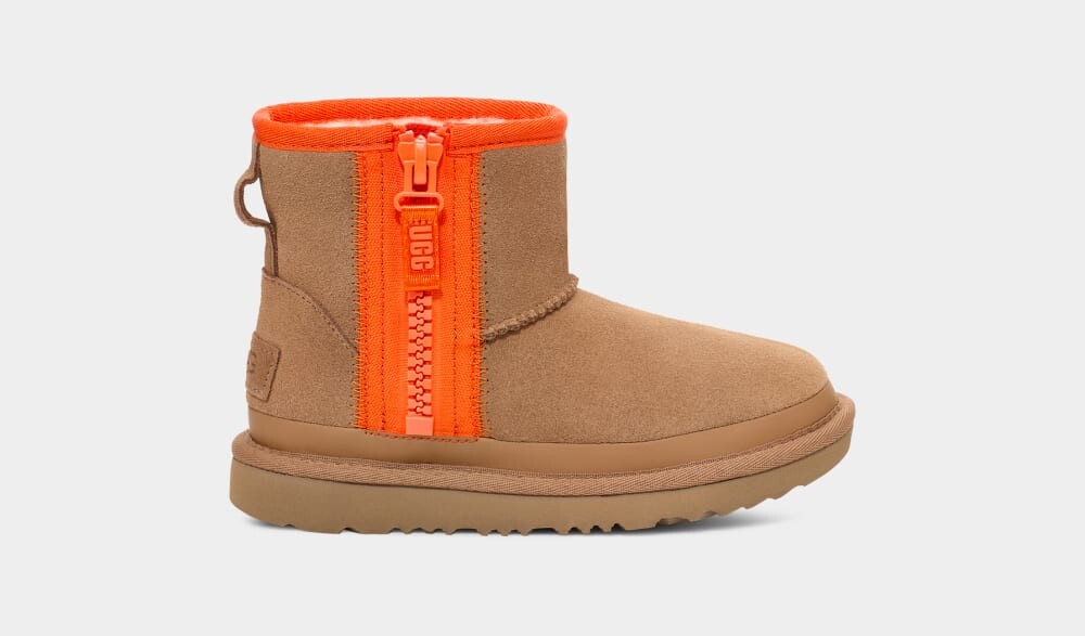 

Угги Classic Mini Zipper Tape Logo UGG, коричневый