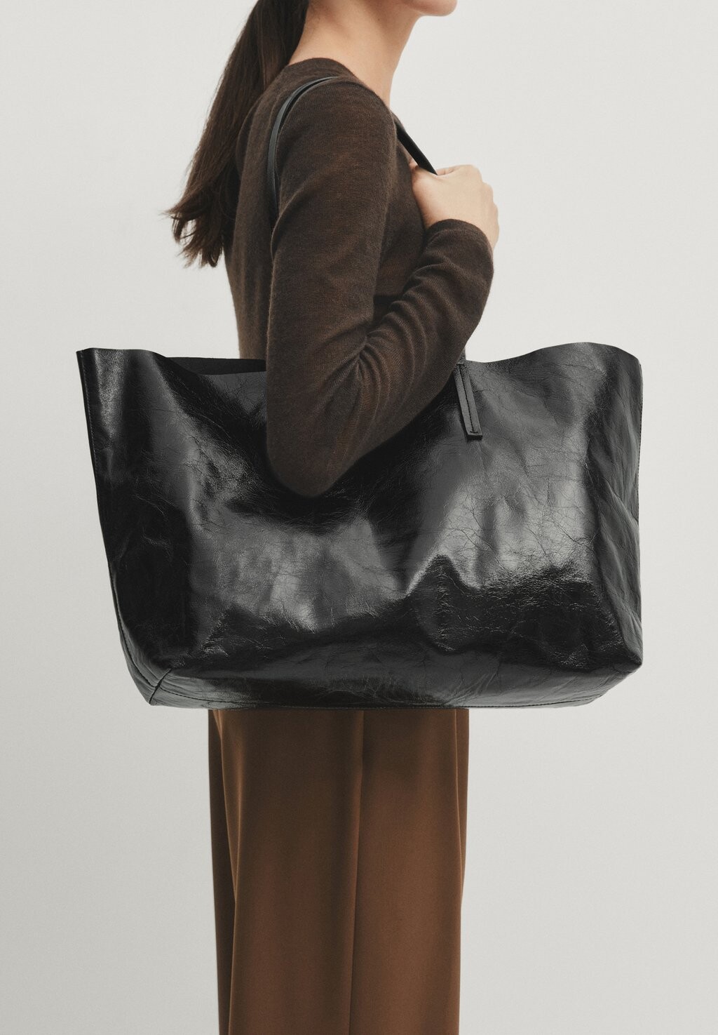 

Большая сумка Massimo Dutti С КРЕКЛИРОВАННОЙ ОТДЕЛКОЙ, черный