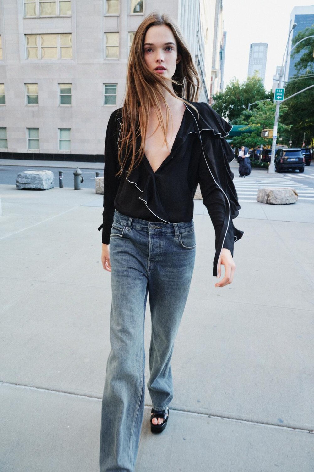 

Джинсы свободного кроя из коллекции ZW со средней посадкой ZARA, синий