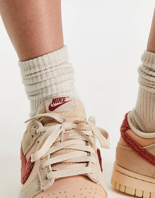 

Уютные кроссовки Nike Dunk Low каменно-коричневого цвета
