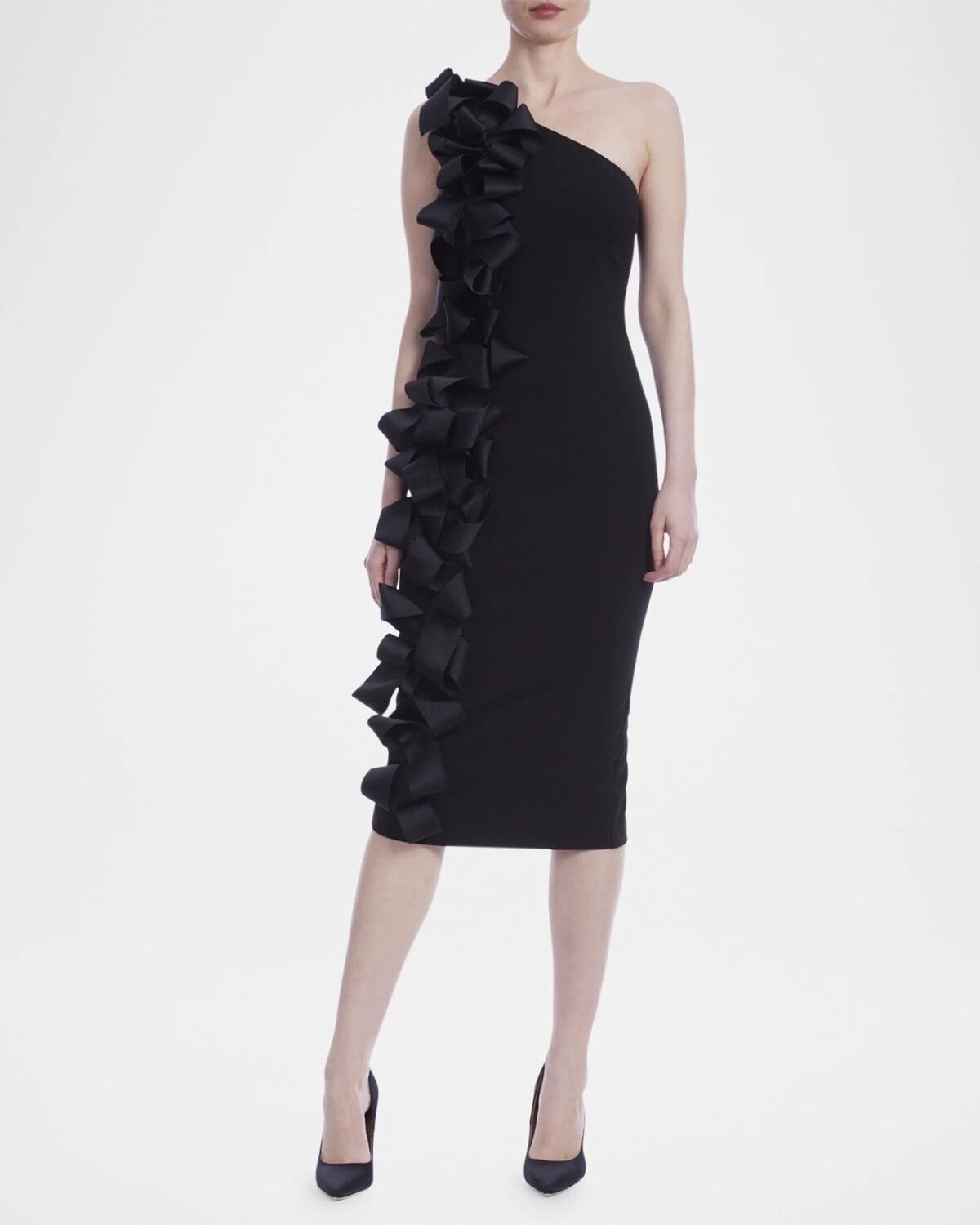 

Платье-футляр миди на одно плечо с рюшами и лентой Badgley Mischka Collection, черный