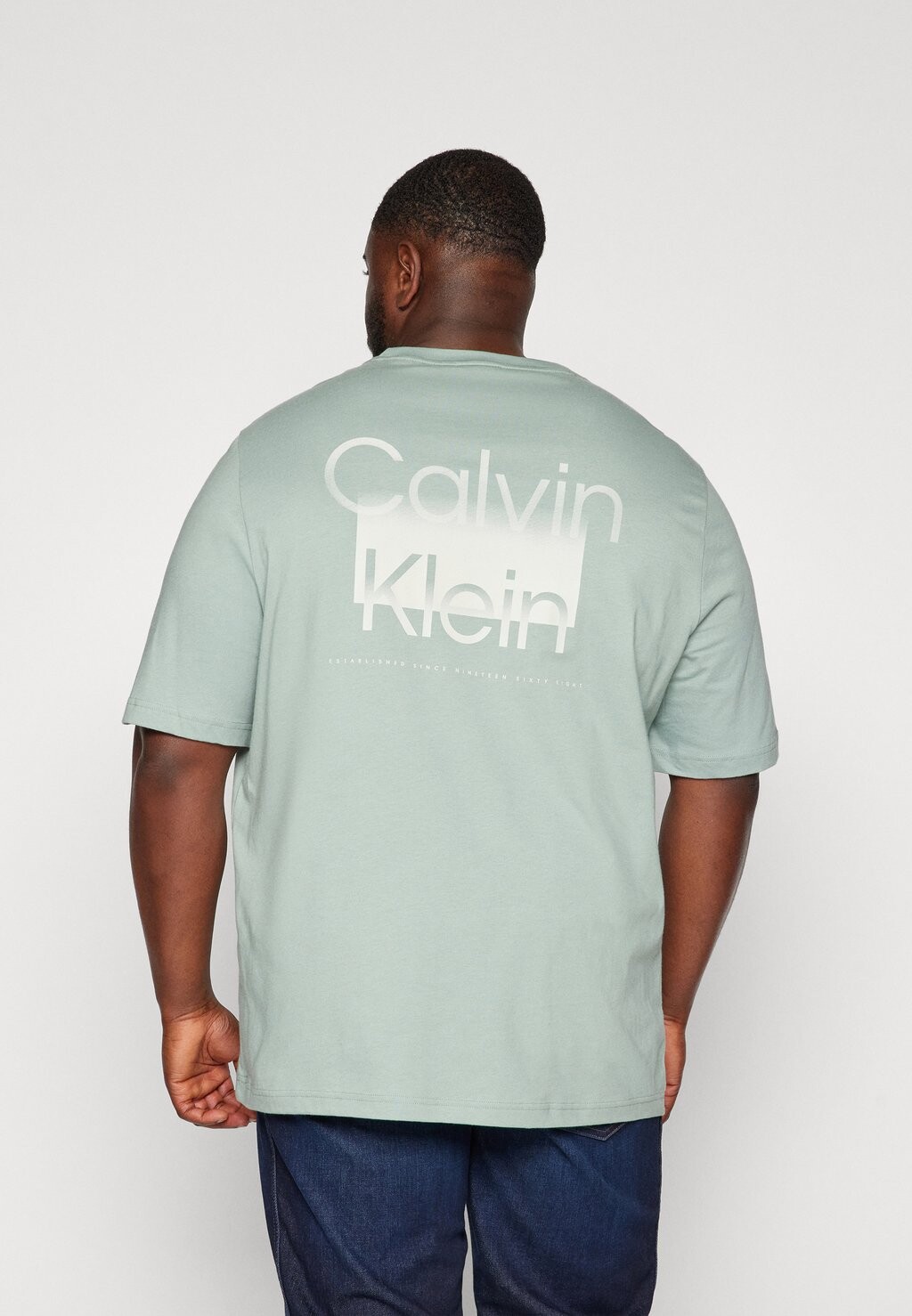

Футболка с принтом Enlarged Back Logo Calvin Klein, грифельно-серая