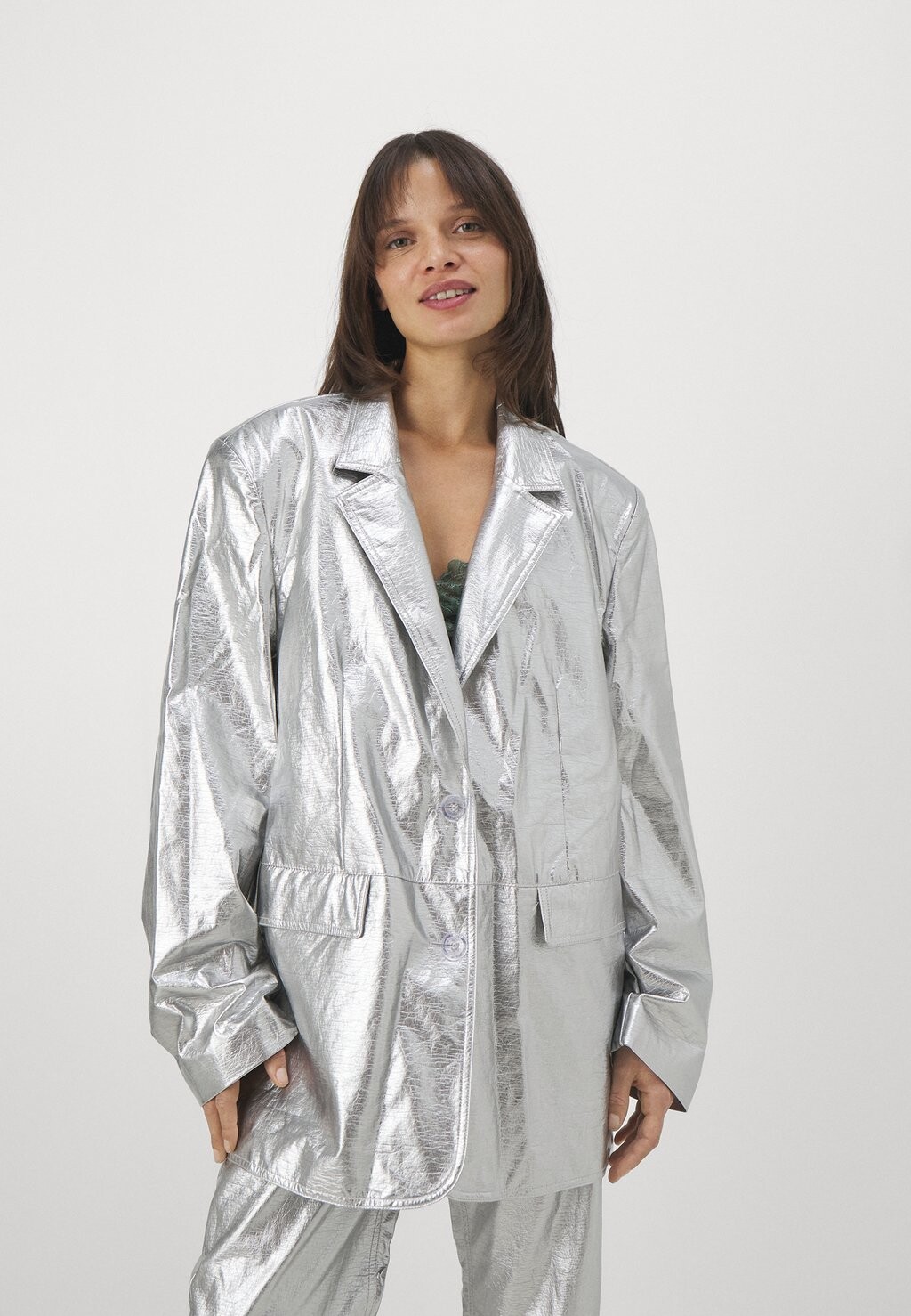 

Короткое пальто OVERSIZED Gina Tricot Petite, серебро