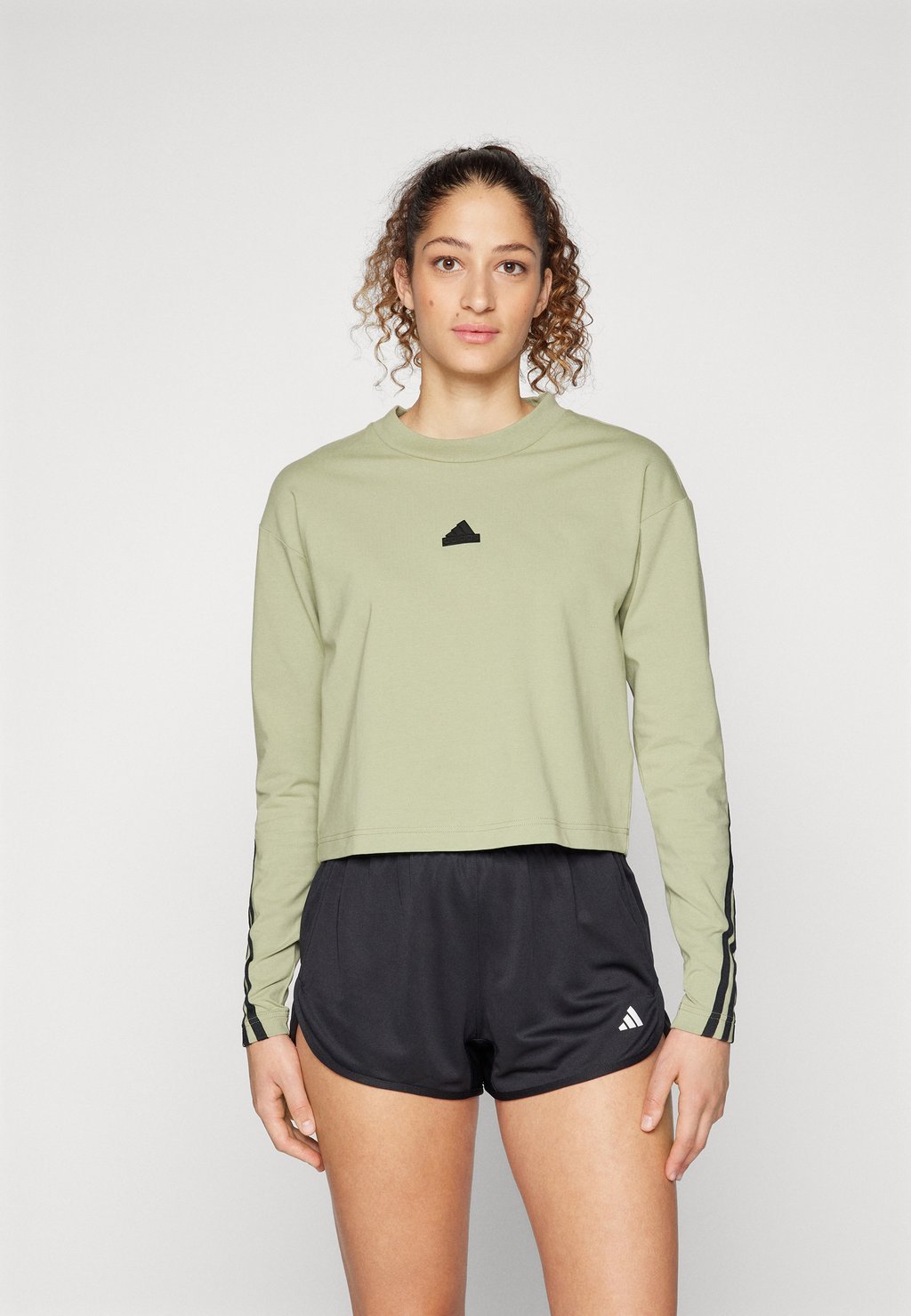 

Топ с длинными рукавами Future Icons Three Stripes Long Sleeve adidas Sportswear, палаточный зеленый