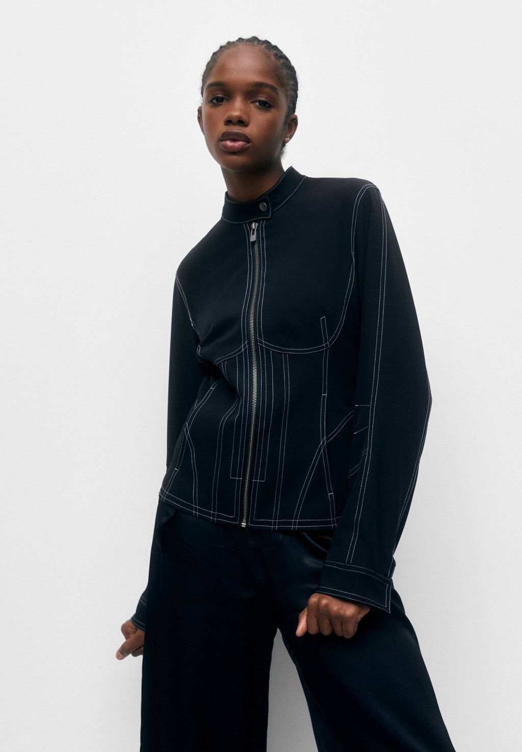 

Легкая куртка PULL&BEAR