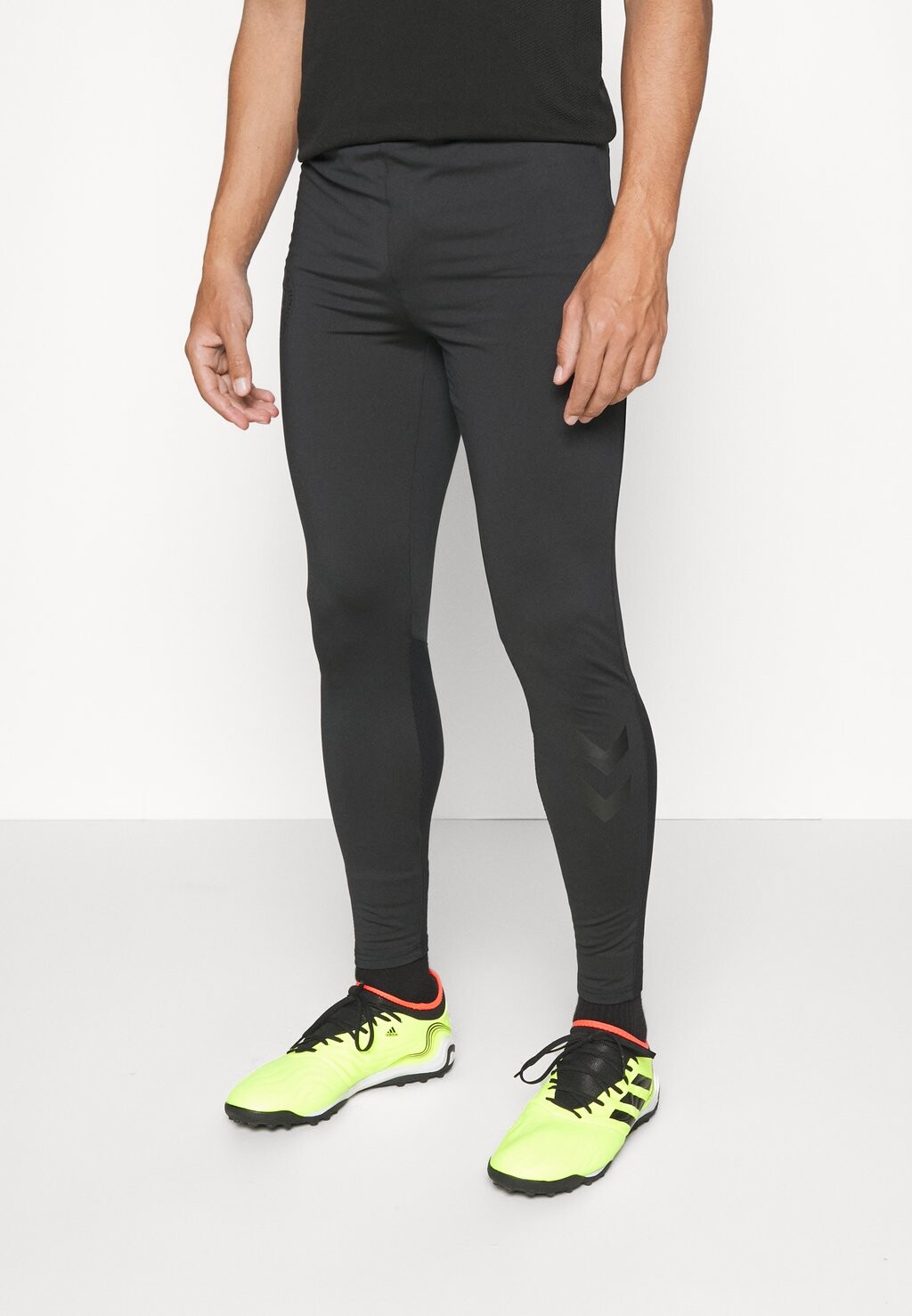 

Спортивная футболка Hummel
