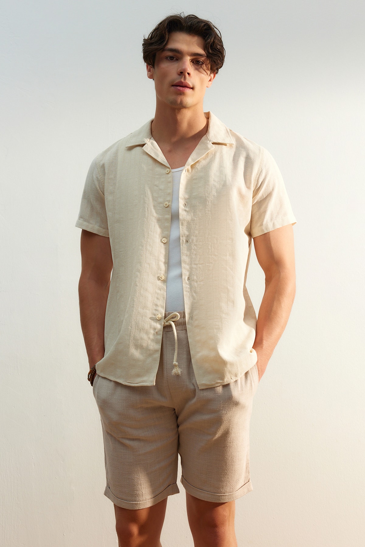 Рубашка Trendyol мужская легкая классического кроя, бежевый цена и фото