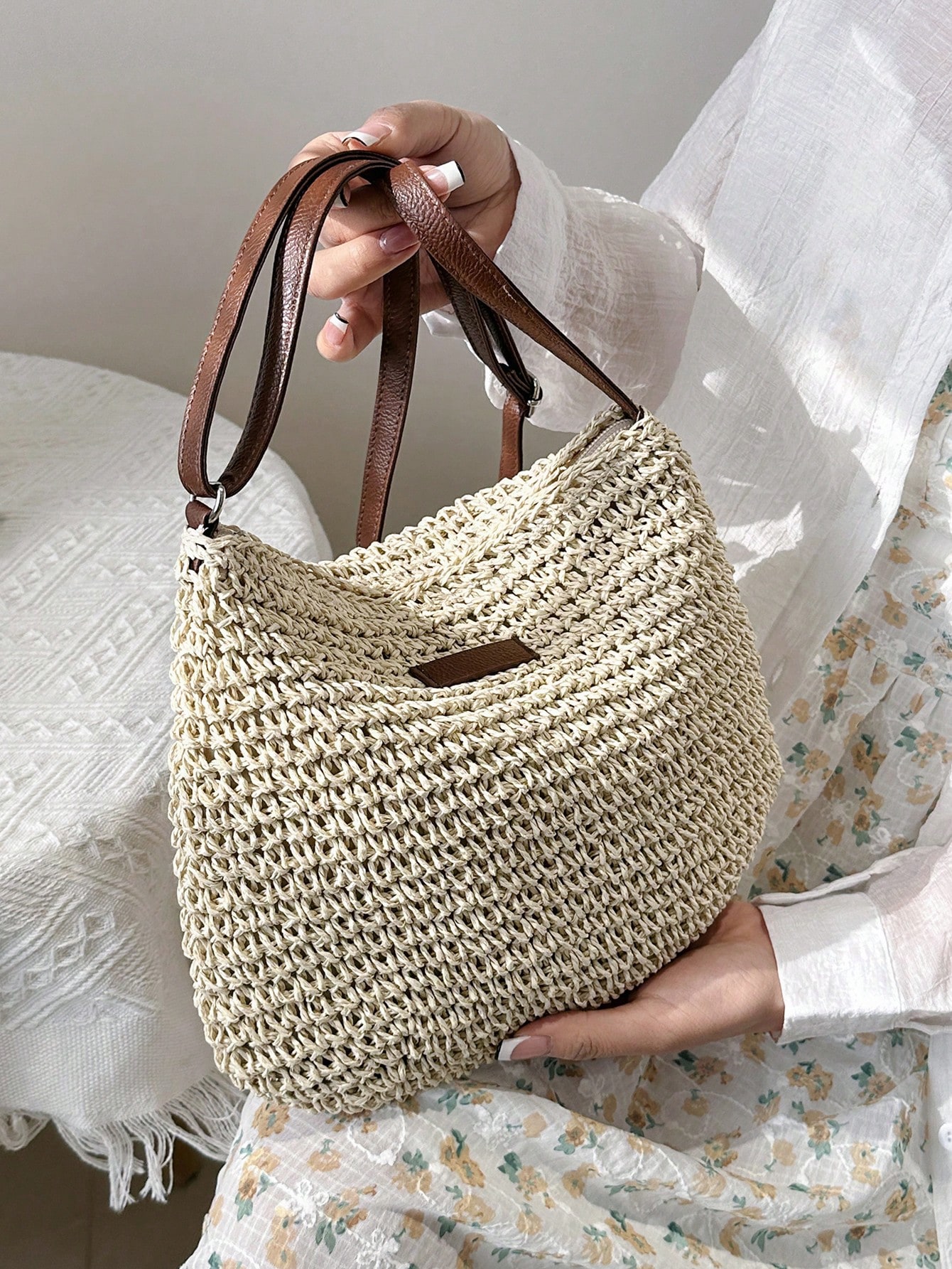 Соломенная сумка с надписью и нашивкой, бежевый сумка пляжная mikimarket повседневная текстиль белый мультиколор