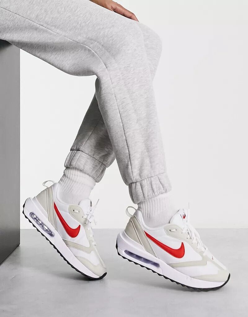 

Бело-красные кроссовки Nike Air Max Dawn