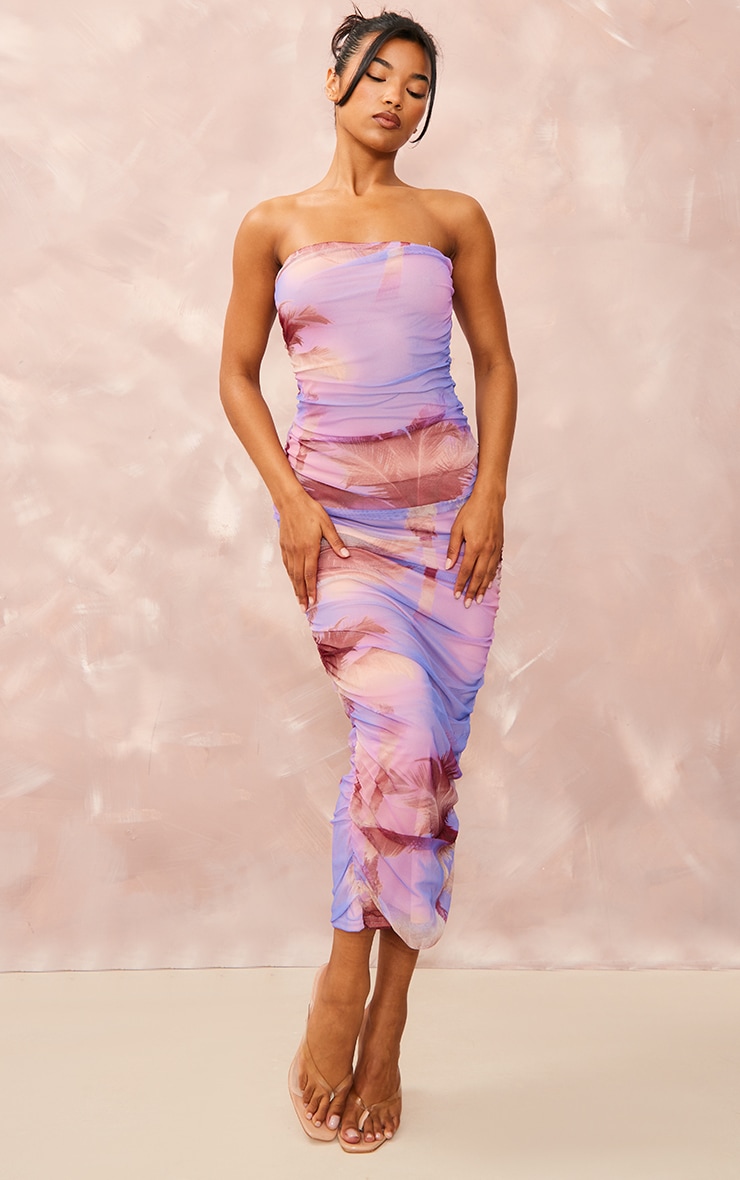 цена PrettyLittleThing Пурпурное платье-бандо из сетчатой ​​ткани с принтом пальм и сборками
