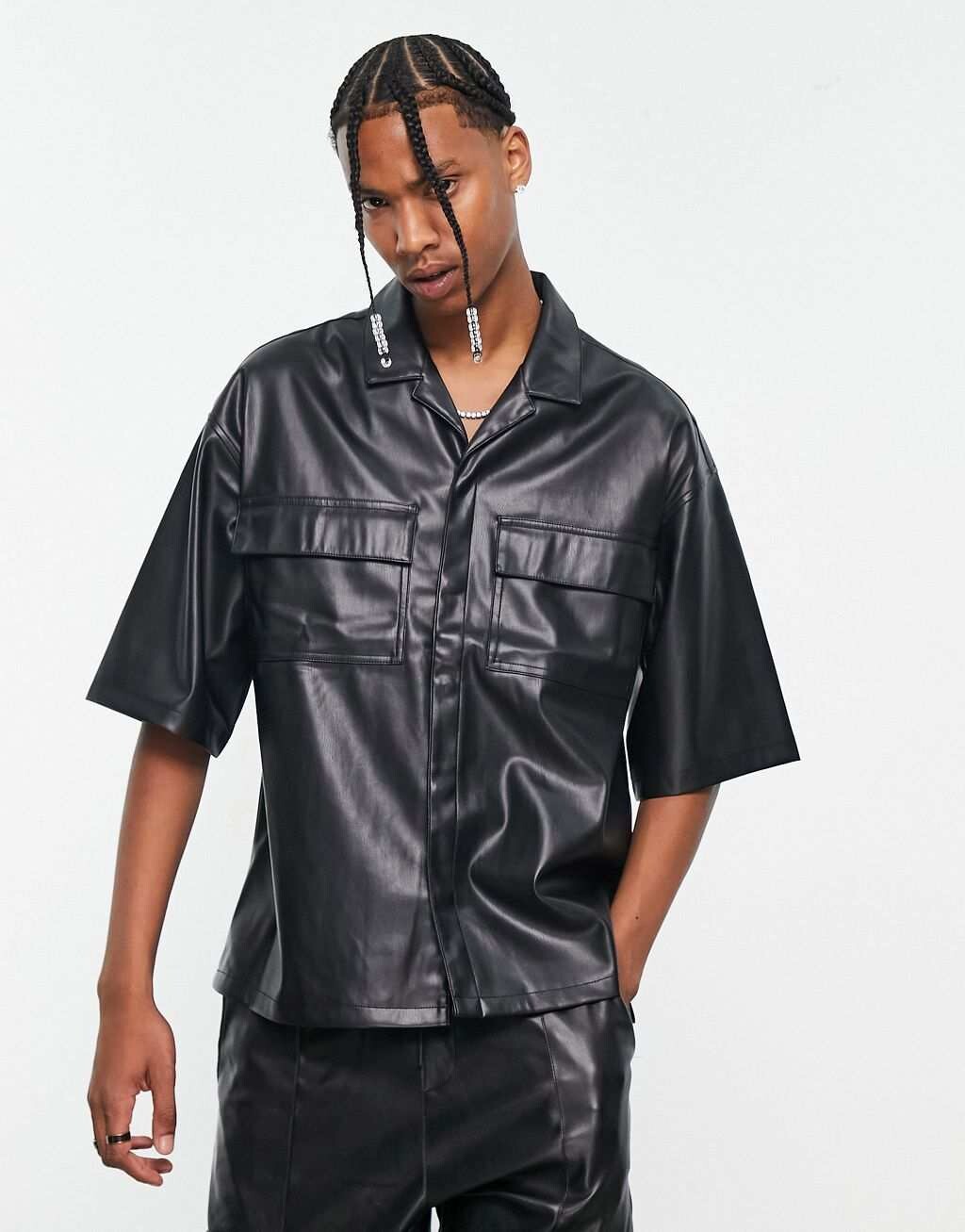 

Черная рубашка свободного кроя из искусственной кожи Bershka