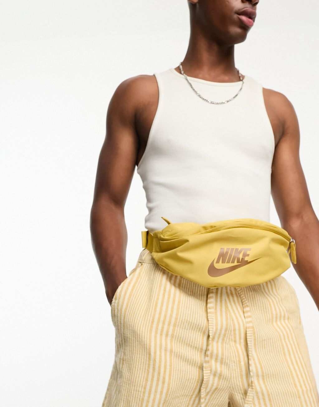 

Золотая поясная сумка Nike Heritage