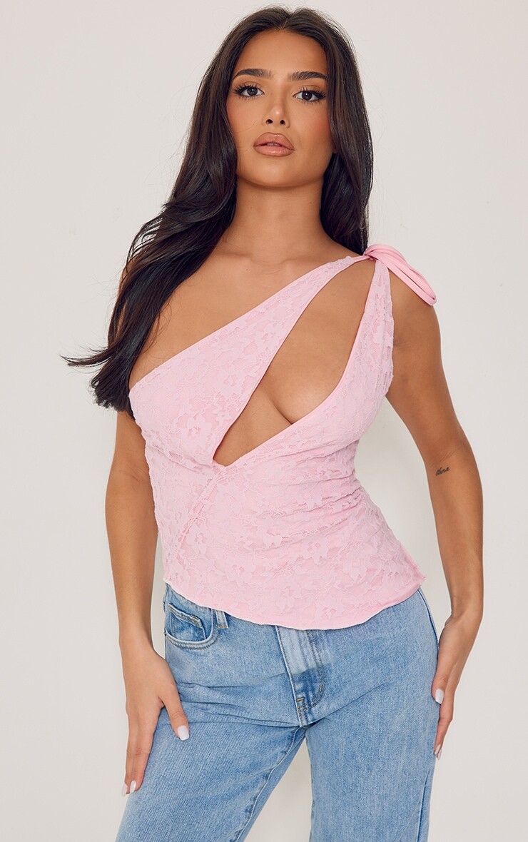 

PrettyLittleThing Розовый кружевной асимметричный топ Petite Baby с вырезами
