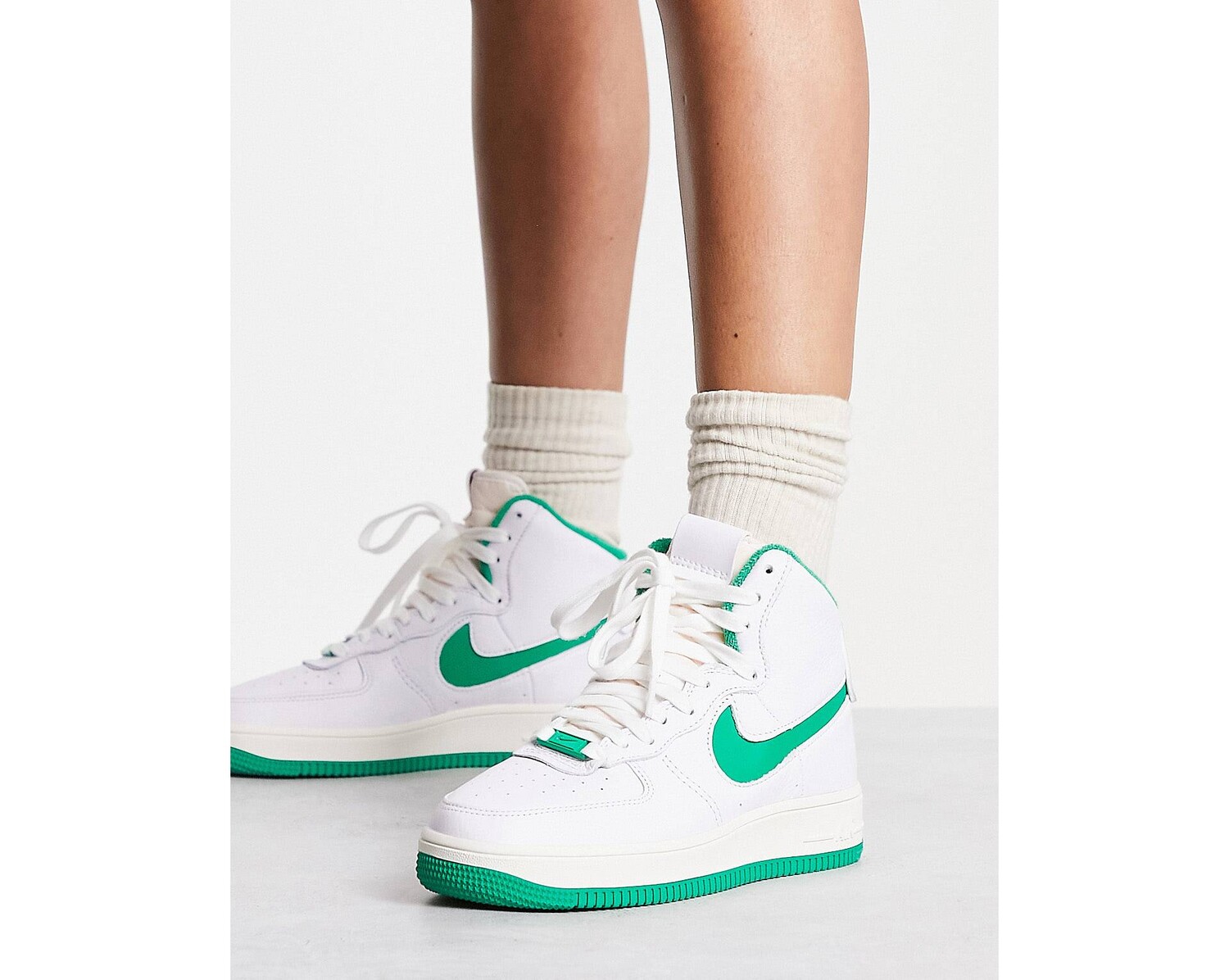 

Белые высокие кроссовки Nike AF1 Sculpt с зеленой галочкой, Зеленый
