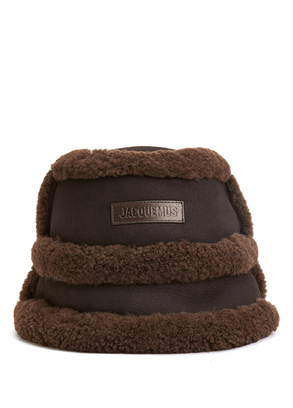 цена Коричневая женская кожаная шляпа с логотипом Jacquemus