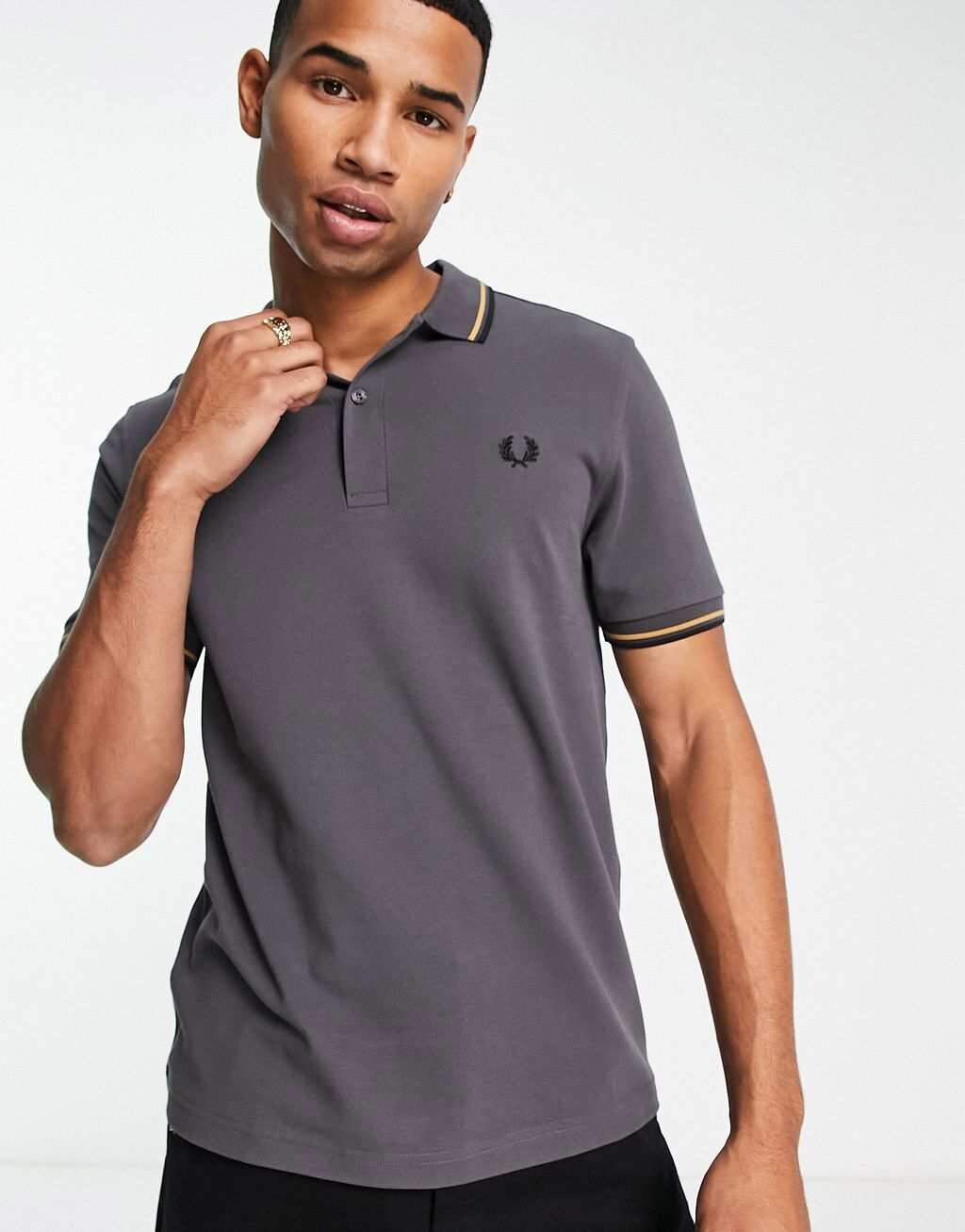 

Серая рубашка-поло с двумя окантовками Fred Perry