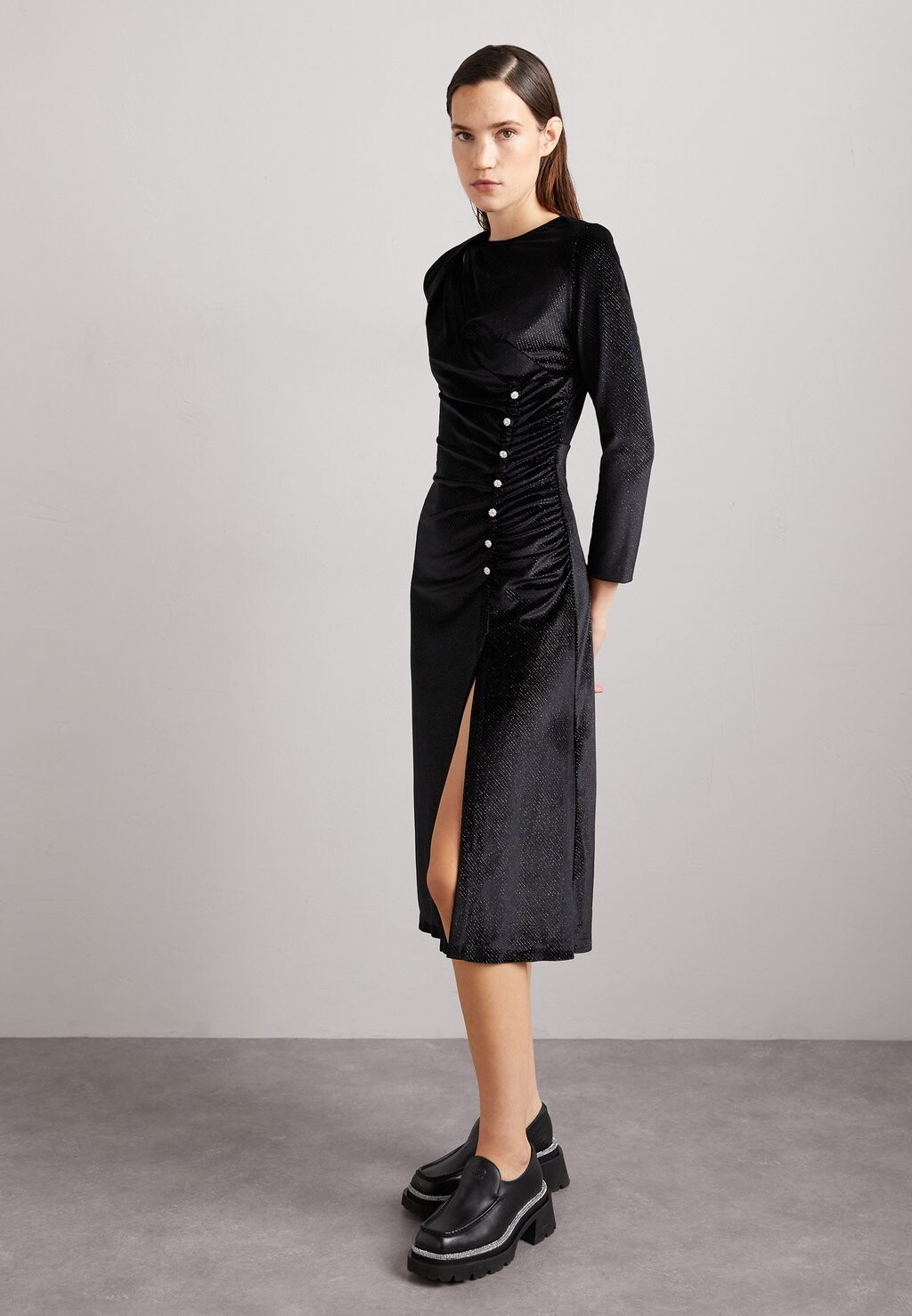 

Элегантное платье Robe sandro, цвет noir