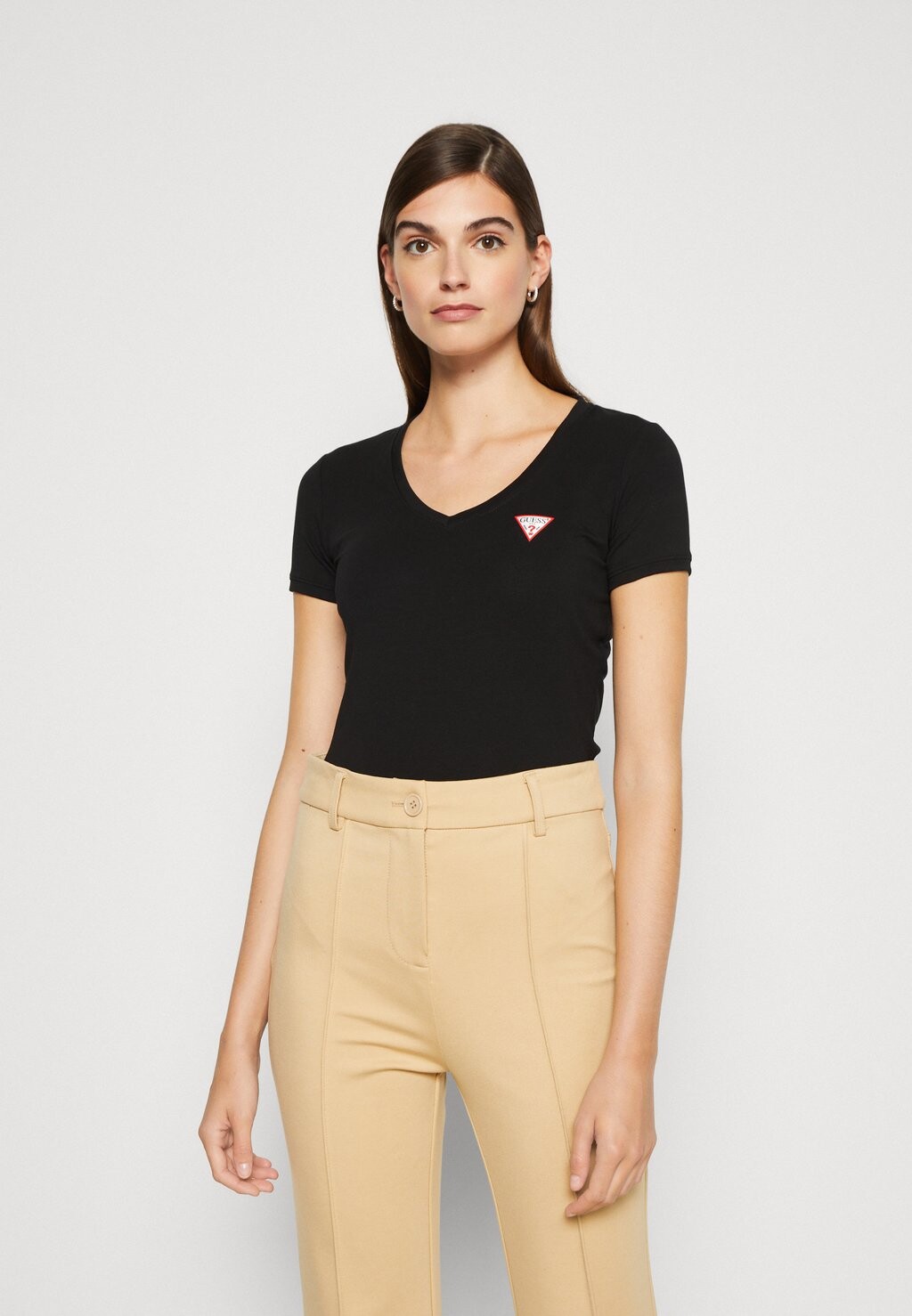 

Базовая футболка Guess ФУТБОЛКА MINI TRIANGLE, цвет jet black