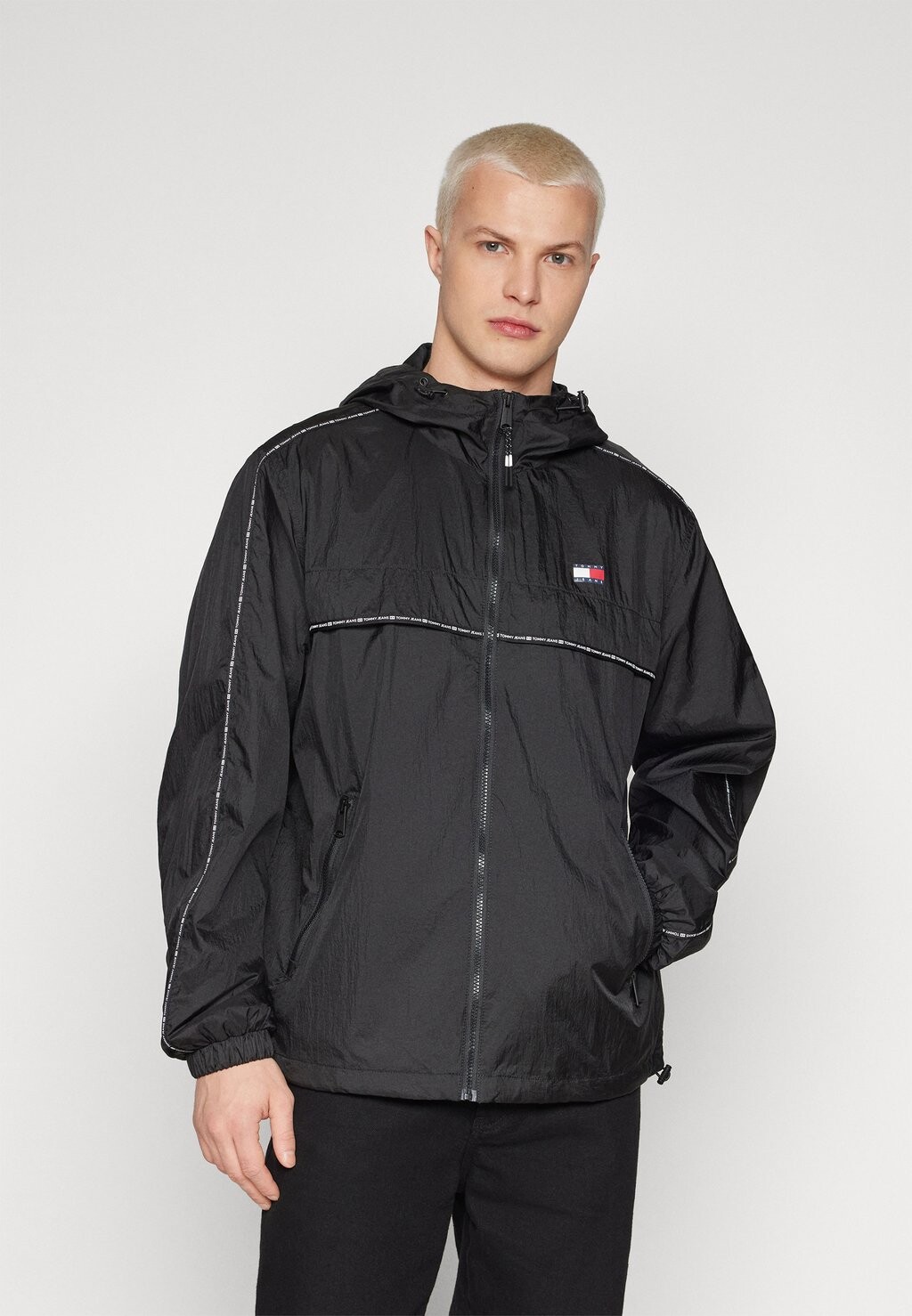 

Весенняя куртка Tommy Jeans, черный