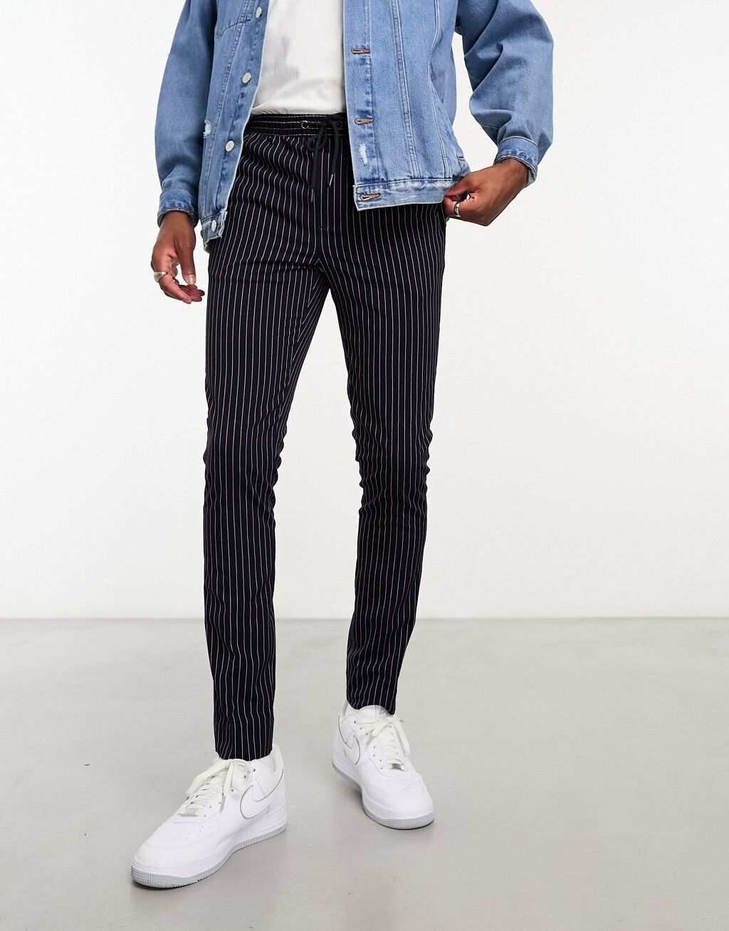 

Темно-синие джоггеры скинни в тонкую полоску ASOS DESIGN