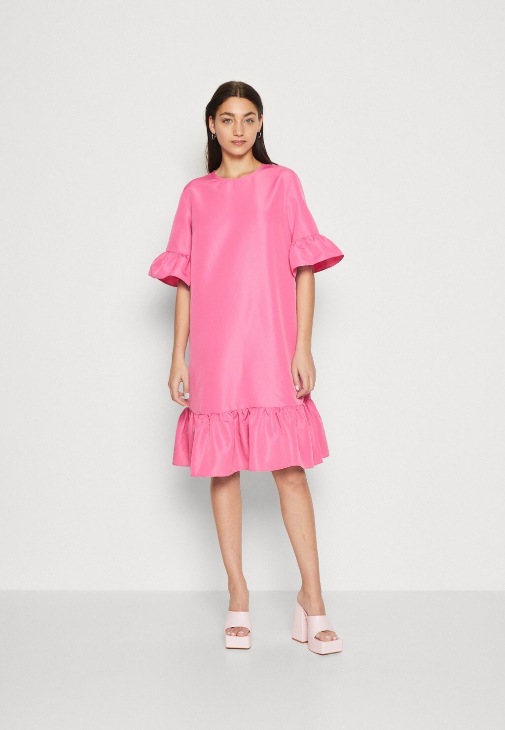 

Коктейльное платье Monki
