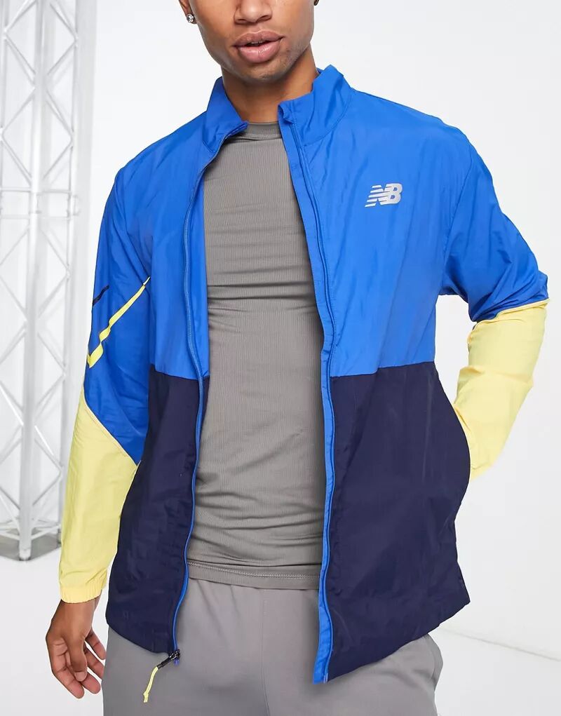 цена Куртка на молнии с цветными блоками New Balance Impact Run синего и желтого цвета